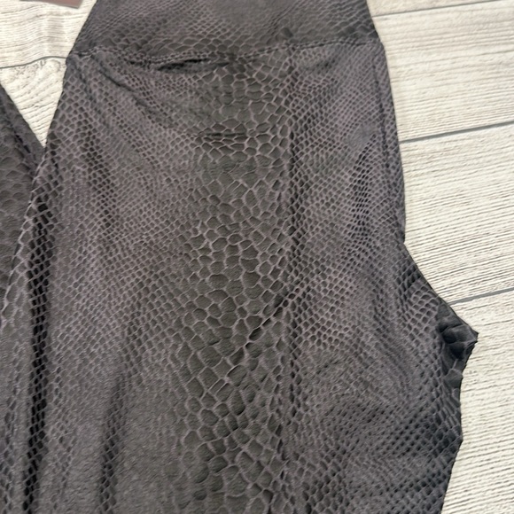 Women’s Yummie Tummie Lydia Faux Python gray leggings size XL NWT - Picture 4 of 14